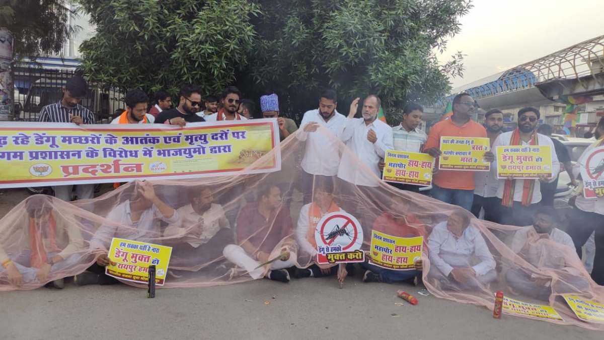 CG NEWS : डेंगू के बढ़ते मामलों को लेकर भाजयुमो ने मच्छरदानी ओढ़कर किया प्रदर्शन