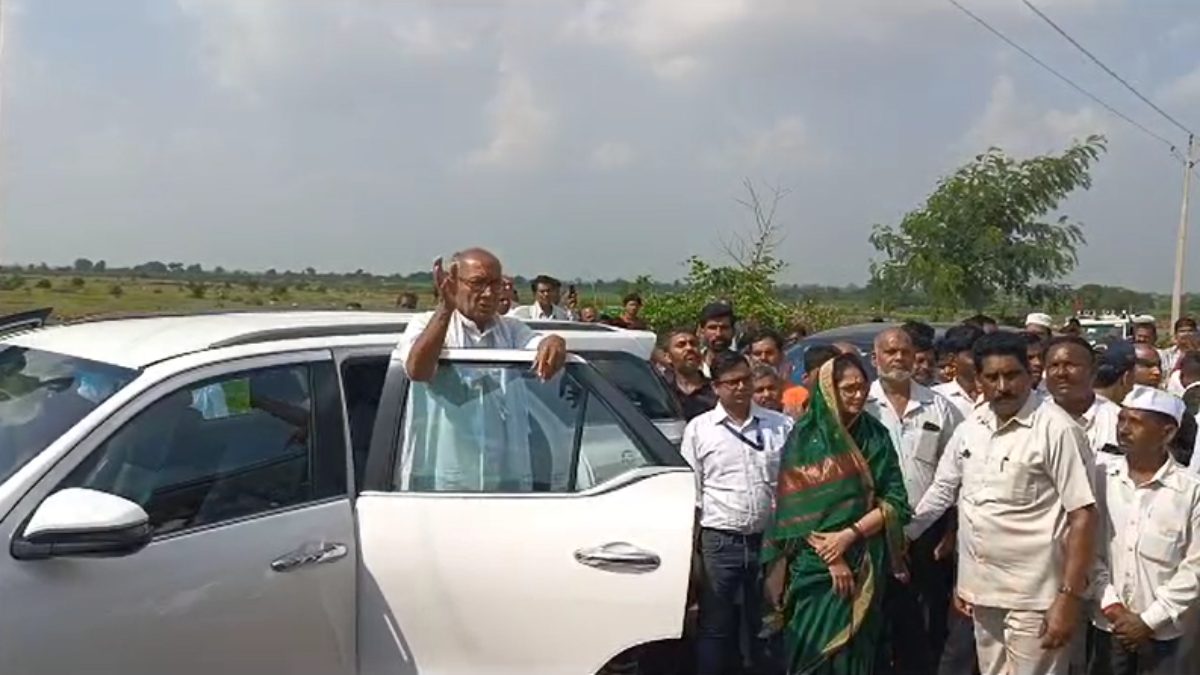 सियासतः पूर्व सीएम दिग्विजय पहुंचे बरोदिया नौनागिर गांव, पीड़ित परिवार से बंद कमरे में की चर्चा, मीडिया से बोले- चार दिन बाद भी प्रशासन का बुलडोजर नहीं चला
