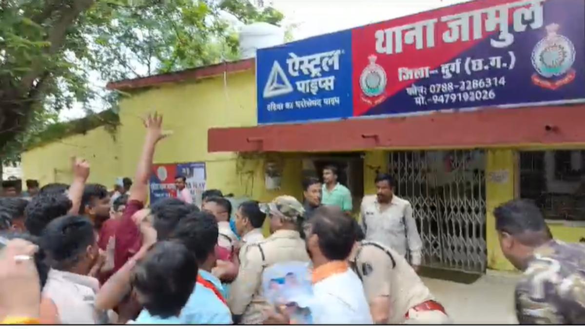 CG NEWS : पुतला दहन कार्यक्रम में टीआई पर छिड़का मिट्टी का तेल, भाजपा नेताओं के खिलाफ शासकीय कार्य में बाधा समेत अन्य धाराओं के तहत मामला दर्ज