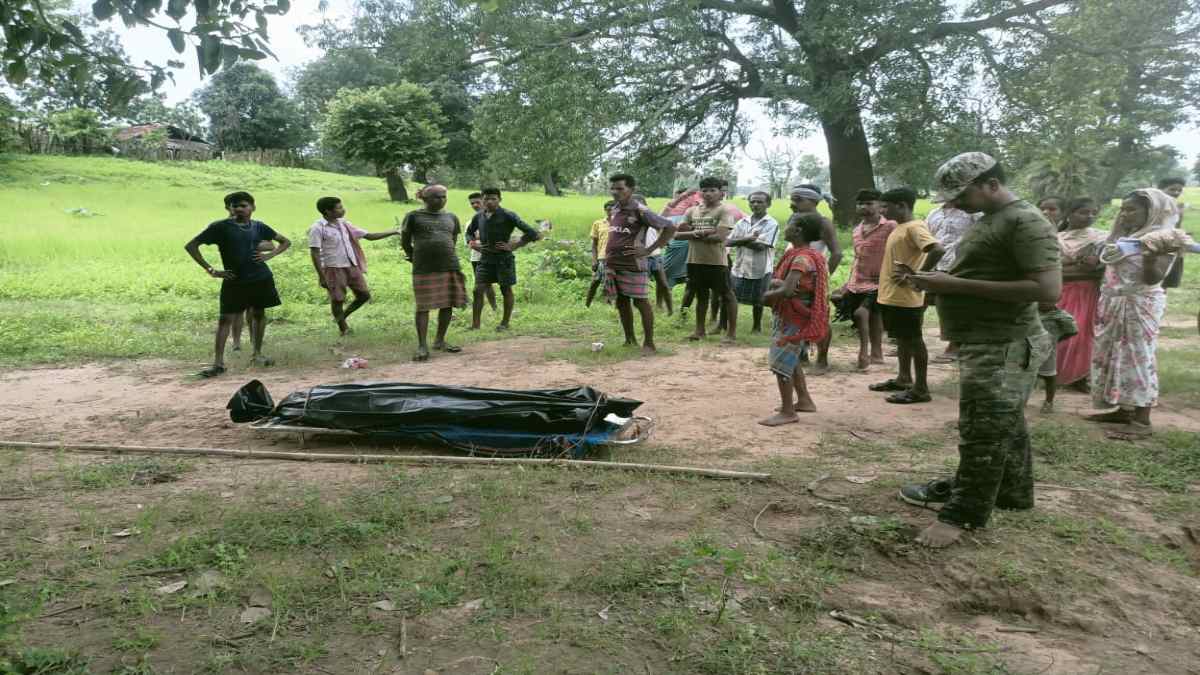 CG CRIME BREAKING : नक्सलियों की कायराना करतूत, रक्षाबंधन मनाने घर आये पुलिस जवान का किया अपहरण, फिर हत्या कर गांव में फेंका शव