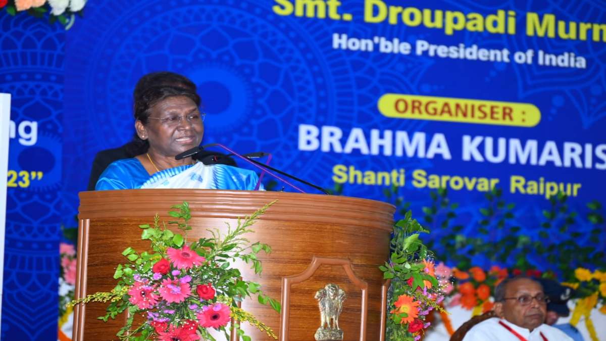 राष्ट्रपति द्रौपदी मुर्मु का छात्रों को संदेश, कहा – सफलता पाने धैर्य और कड़ी मेहनत के साथ अपनी रुचि के क्षेत्र में करें प्रयास, जिंदगी जीने की कला सिखाती है ब्रह्माकुमारी