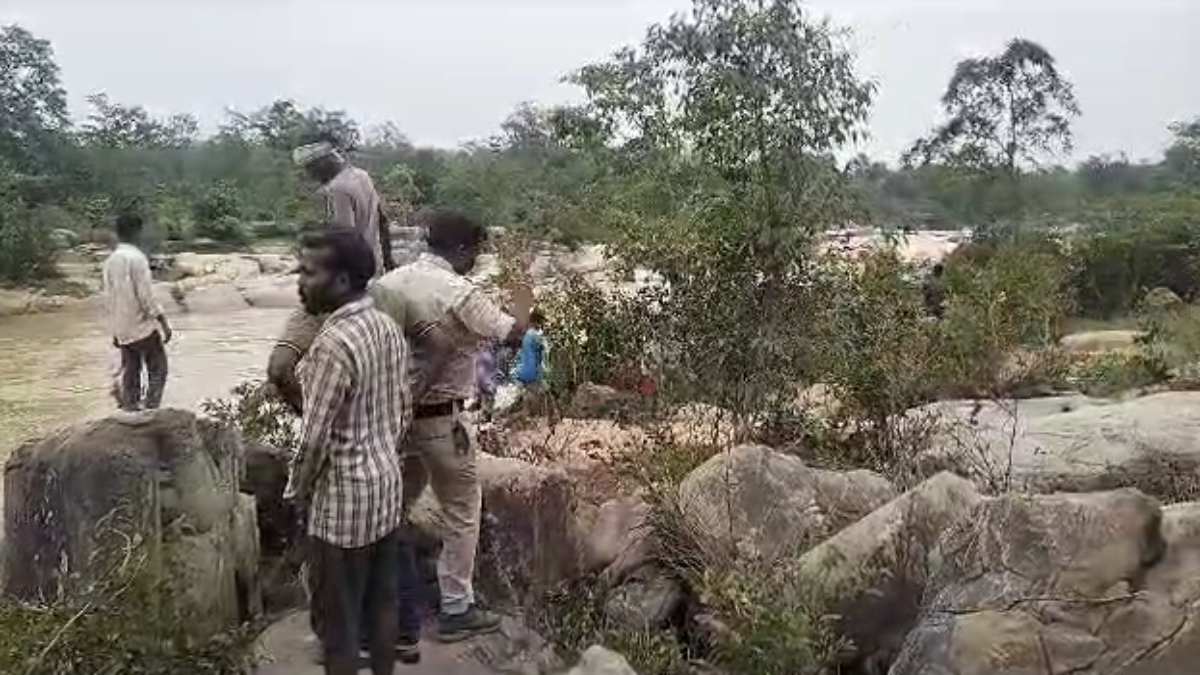 CG NEWS : पेड़ से गिरकर 14 साल के बच्चे की मौत, दोस्तों ने नदी में बहा दिया शव, जांच में जुटी पुलिस