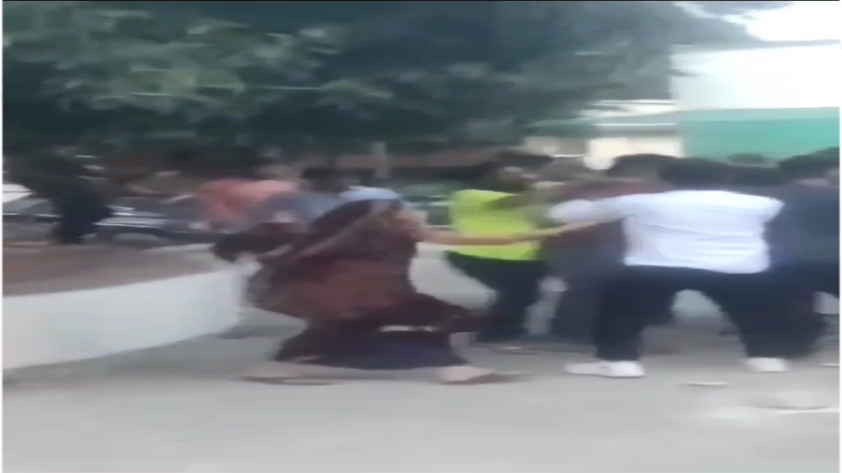 पुलिस थाना बना अखाड़ाः थाने के भीतर दो पक्षों में जमकर चले लाठी डंडे, पुलिस बनी रही मूकदर्शक