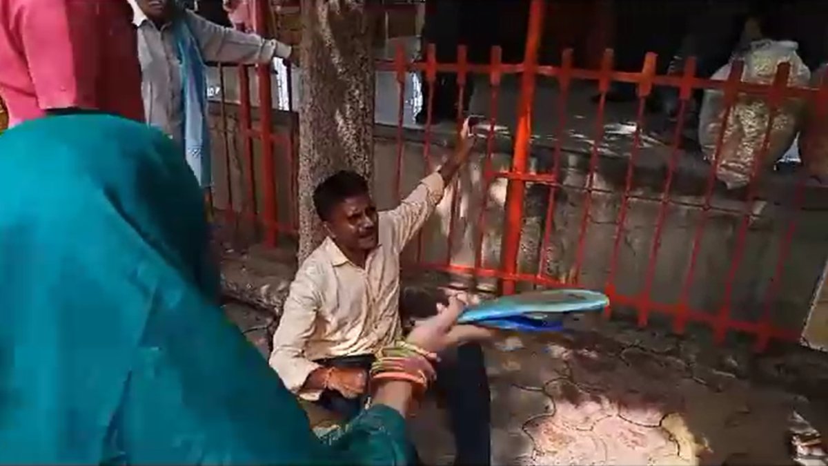 बच्चे को दूध पिला रही महिला से छेड़छाड़ः पति के सामने बदमाश युवक की चप्पलों से की पिटाई, वीडियो वायरल