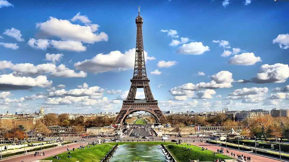BIG BREAKING: Eiffel Tower को बम से उड़ाने की धमकी, सुरक्षाबलों ने आनन-फानन में कराया खाली, इलाके में मचा हड़कंप