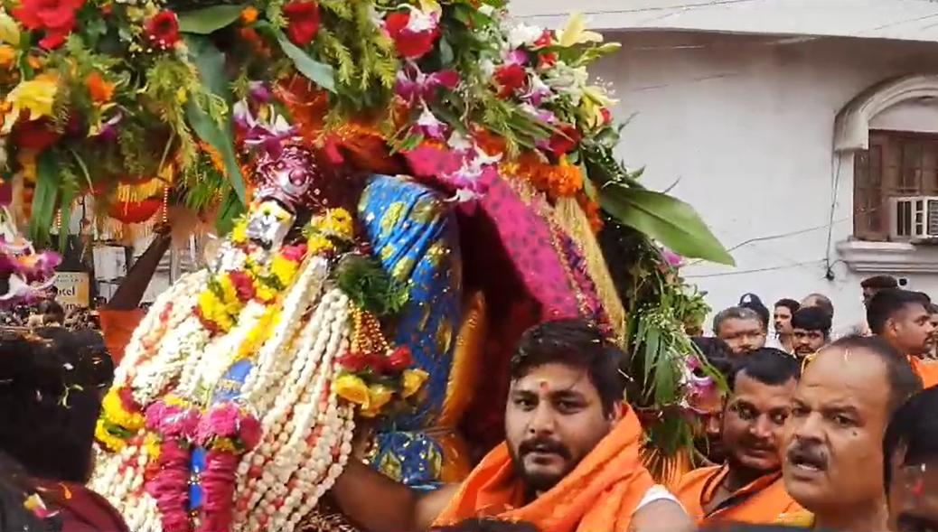 उज्जैन महाकाल की सवारीः भगवान जटाशंकर सहित सात रूपों में दर्शन देने रजत पालकी, हाथी व रथ पर निकले अवंतिकानाथ, देखें वीडियो