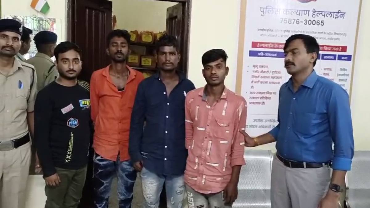 मोबाइल चोर गिरोह का पर्दाफाश, 4 हिरासत में: कारोबारी के घर से 624 फोन बरामद, इस तरह पुलिस ने की कार्रवाई