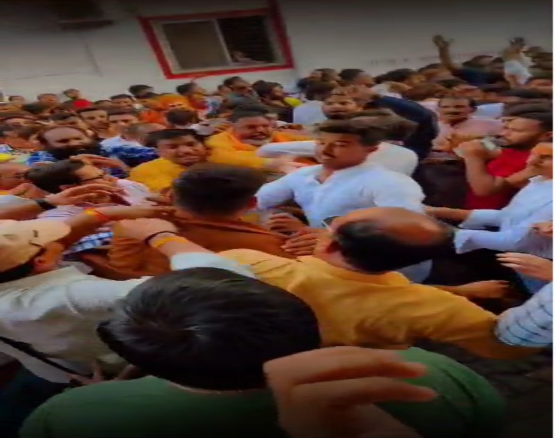 बाबा महाकाल की सवारी के दौरान विवादः बीजेपी पार्षद ने श्रद्धालुओं के साथ की मारपीट, वीडियो वायरल