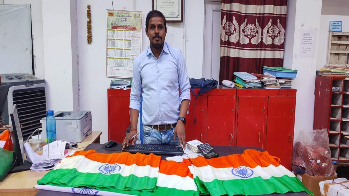 CG NEWS : पोस्ट ऑफिस में सस्ते दर पर उपलब्ध है तिरंगा झण्डा, घर पहुंच सेवा भी उपलब्ध