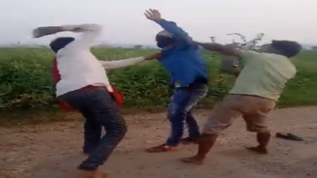 दबंगों ने फ्री में मांगा मुर्गा, नहीं देने पर युवक को बीच सड़क पर चप्पल से पीटा, मारपीट का Video वायरल
