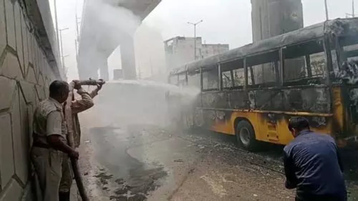 चलती हुई स्कूली बस में लगी भीषण आग, ड्राइवर ने कूदकर बचाई जान