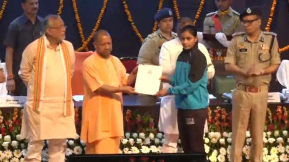 233 खिलाड़ियों को आरक्षी पद पर मिली नौकरी, मुख्यमंत्री योगी ने अभ्यर्थियों को बांटे नियुक्ति पत्र