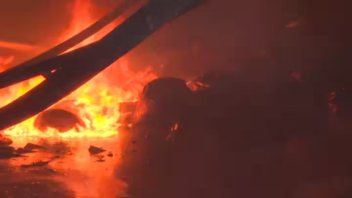 FIRE BREAKING: राजधानी के Galaxy Hotel में लगी आग, 3 लोगों की मौत, 8 लोग घायल, इलाके में अफरा-तफरी