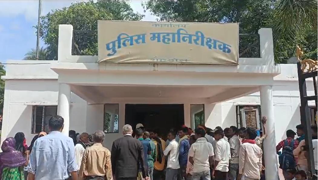 दबंग नेता की करतूतः बिल्डिंग बनवाने के बाद ठेकेदार और श्रमिकों का नहीं किया भुगतान, IG कार्यालय पहुंचकर मजदूरों ने दी आत्मदाह की चेतावनी
