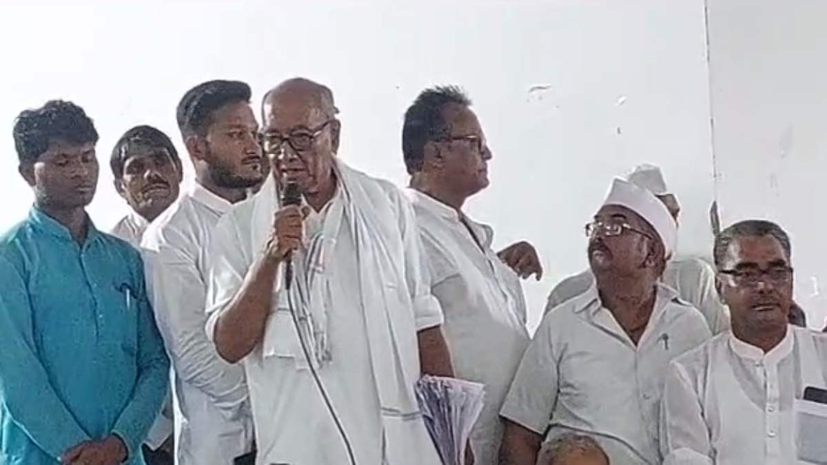 आदिवासी जन संवाद कार्यक्रम में शामिल हुए दिग्विजय सिंह, बीजेपी पर साधा निशाना, कहा- सड़कों में मर रही गौमाता, भाजपा को लगेगा पाप