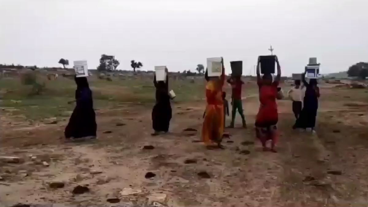 पानी ढोने में गुजर जा रही उम्र! MP के इस गांव में बारह महीने रहता है पानी का संकट, नहीं पहुंची नल जल योजना