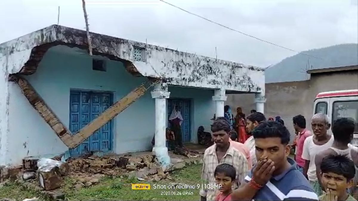 सिंगरौली न्यूज: शराब के नशे में कार चालक ने अपने ही घर में मारी टक्कर, बाहर खेल रही 10 साल के बच्ची की मौत, इधर पुल पर अनियंत्रित हुई बस, बाल बाल बचे यात्री