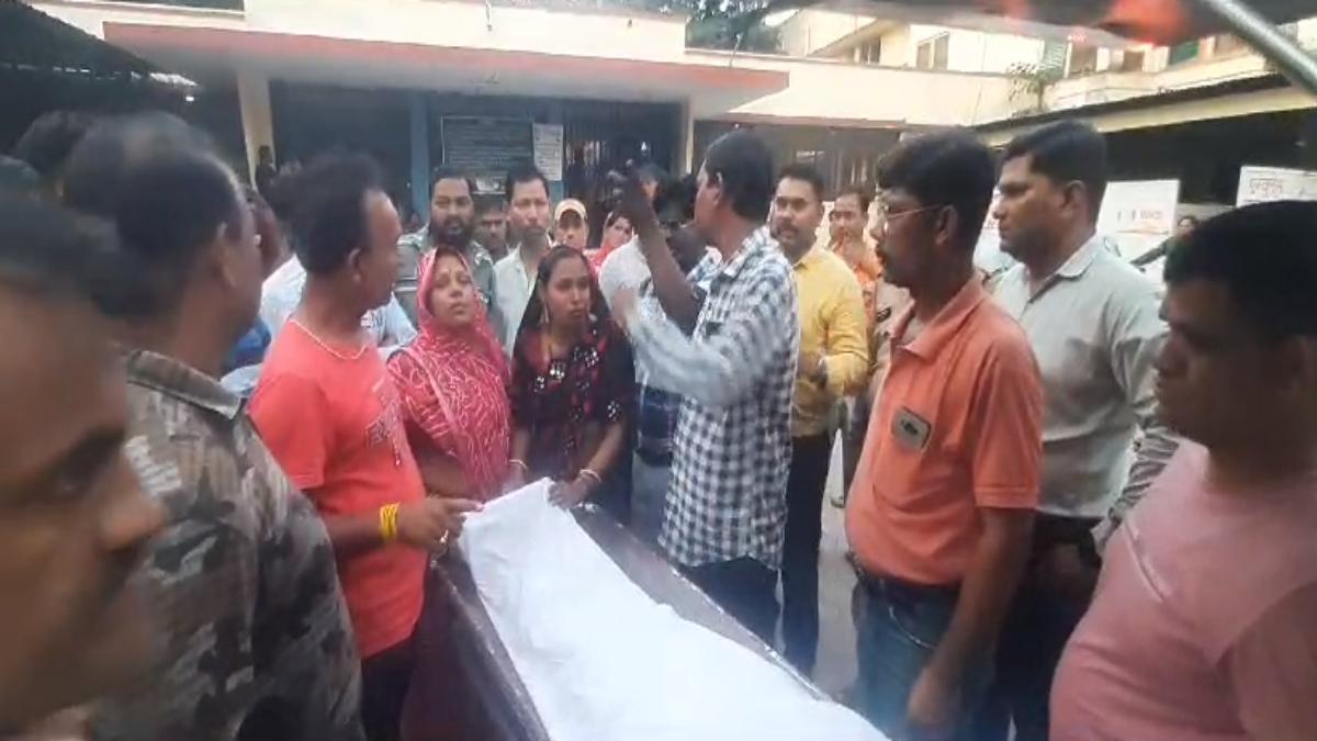 इलाज के दौरान बच्चे की मौत: नाराज परिजनों ने अस्पताल में किया हंगामा, डॉक्टर पर गलत इंजेक्शन लगाने का आरोप