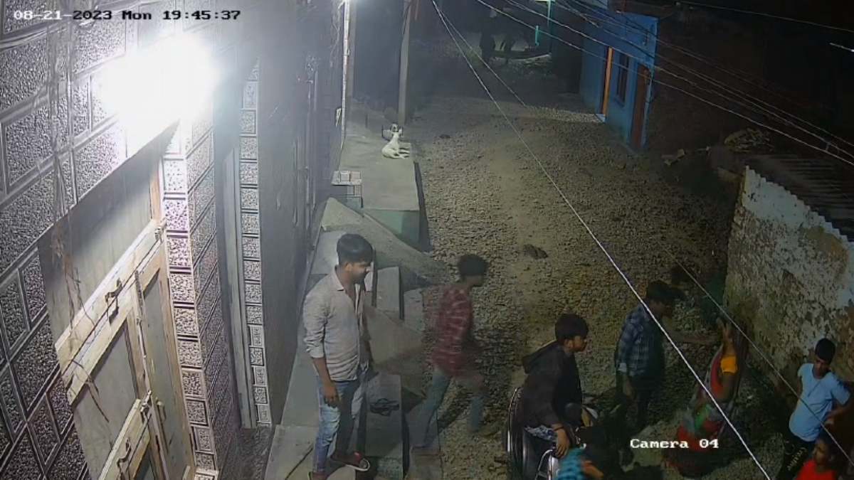 Morena News: बच्ची से अभद्रता का विरोध करने पर बदमाशों ने की मारपीट, पुलिस ने नहीं की सुनवाई, SP ऑफिस पहुंचा पीड़ित परिवार