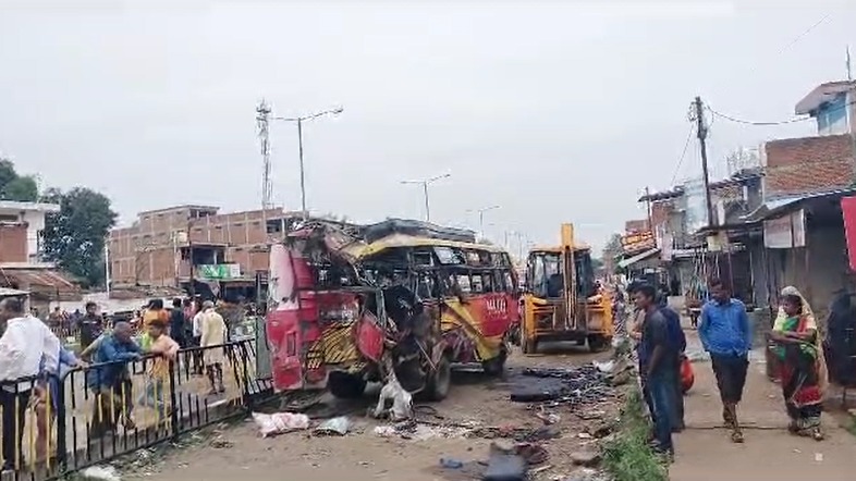 MP सड़क हादसे में एक मौतः आधा दर्जन घायल, नेशनल हाईवे पर ट्रक ने बनारस जा रही बस को मारी टक्कर