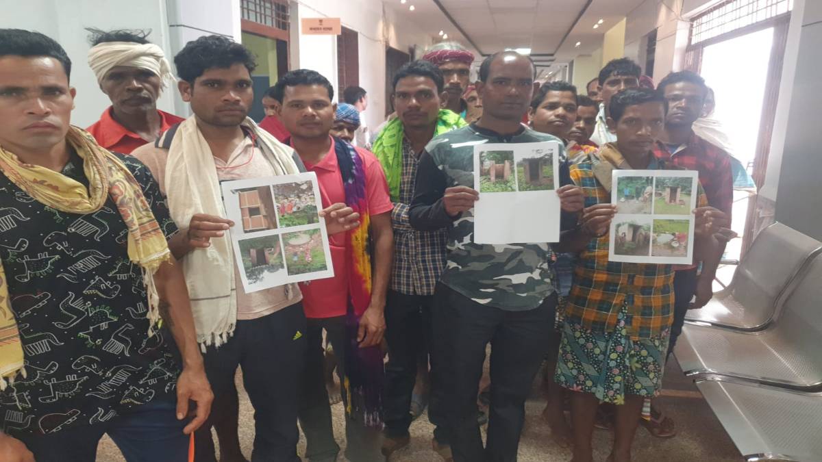 शायद अब दिख जाए समस्याएं… कलेक्टर को गांव की दुर्दशा दिखानें कलर फोटो लेकर पहुंचे ग्रामीण, क्षेत्र में आज तक ना अफसर पहुंचे ना ही मूलभूत सुविधाएं