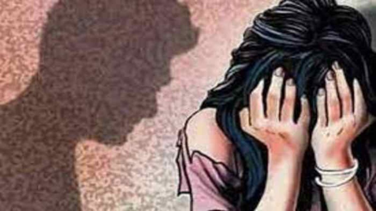 मां का प्रेमी नाबालिग बेटी से करता है छेड़छाड़: धर्म परिवर्तन के लिए बना रहा दबाव, शिकायत के बाद केस दर्ज