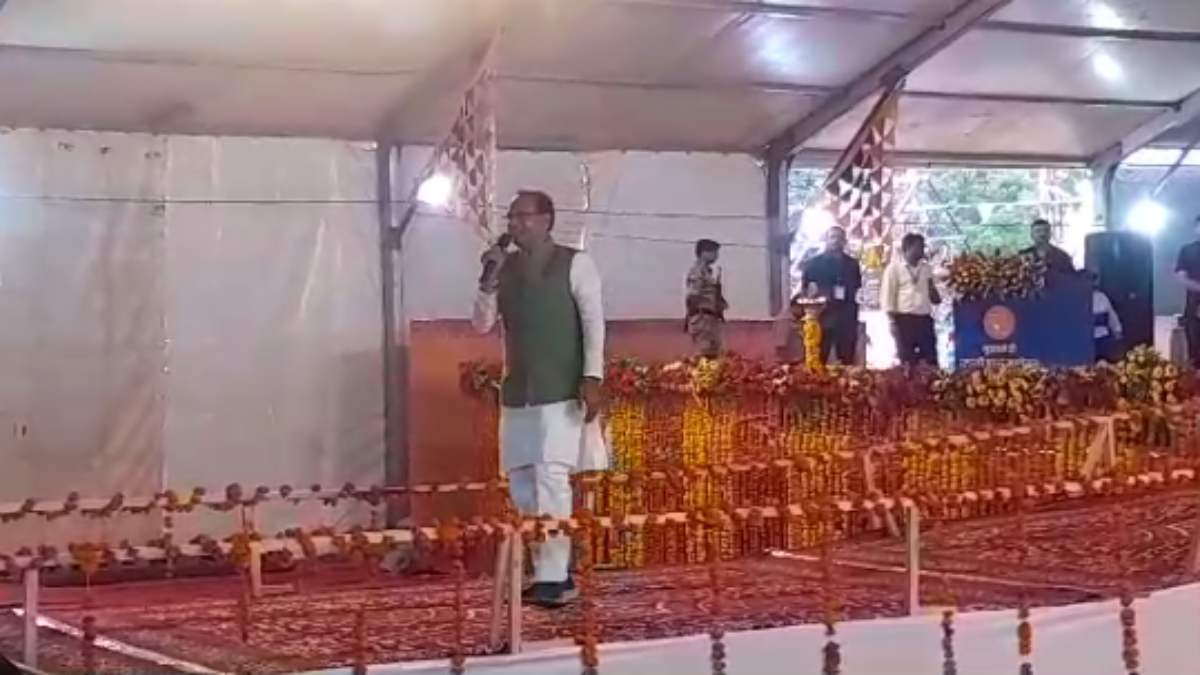 अनूपपुर में CM शिवराज ने किया रोड शो: लाडली बहना सम्मेलन में कहा- बेईमान कांग्रेस ने बंद कर दी थी मेरी योजना