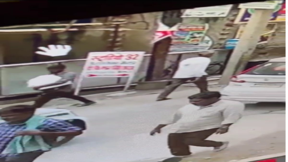 MP Crime News: कार के सामने नोट गिराकर 5 लाख की उठाईगिरी, मैरिज गार्डन से रुपयों से भरा बैग चोरी, दोनों वारदात सीसीटीवी कैमरे में कैद
