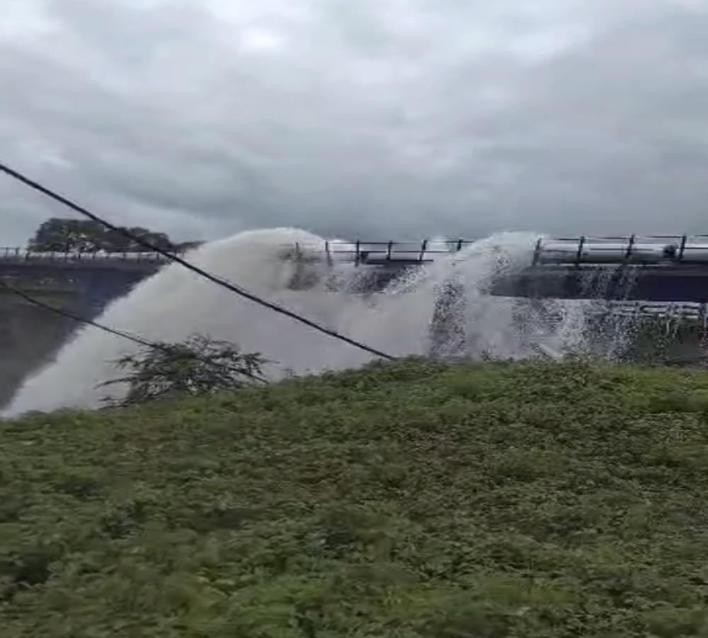 जल आवर्धन योजना में भ्रष्टाचार! टेस्टिंग के दौरान फूटी पाइप लाइन, लाखों लीटर पानी बहा, कांग्रेस ने साधा निशाना