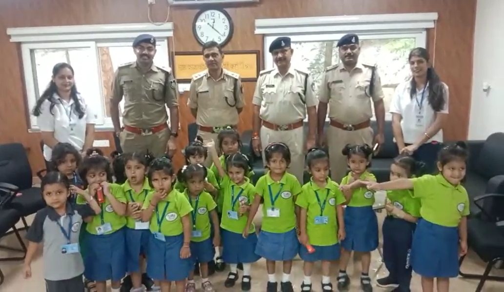 नौनिहालों ने अफसरों को बांधी राखीः पुलिस अधीक्षक कार्यालय में छोटे-छोटे बच्चे टीचर्स के साथ पहुंचे, SP समेत पुलिस जवानों की कलाई पर बांधी रेशम की डोर