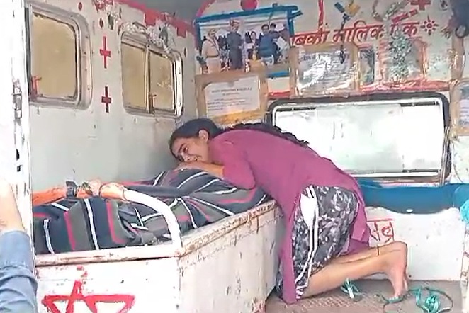 MP में छेड़खानी कर युवती के भाई की हत्या: बचाने आई मां को निर्वस्त्र कर पीटा, आरोपियों के घर तोड़ने की मांग, अंतिम संस्कार नहीं करने की जिद पर अडे़ परिजन