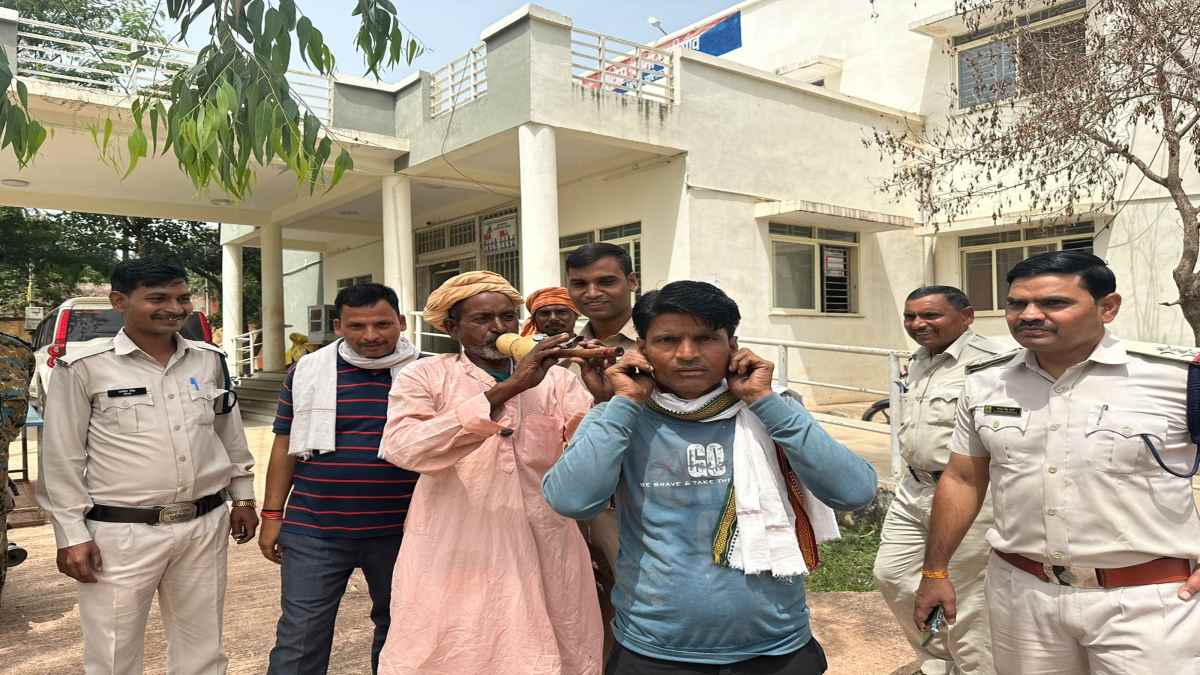 स्कूली छात्रा को छेड़ना बस कंडक्टर को पड़ा महंगा: आरोपी को पकड़ कर पुलिस ने दी अनोखी सजा