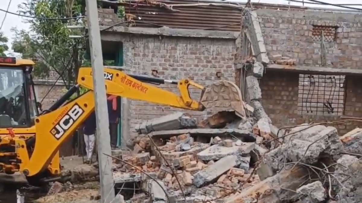 गाय के बछड़े की हत्या: प्रशासन ने आरोपियों के मकानों पर चलाया बुलडोजर, पुलिस भी रही मौजूद