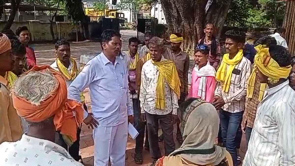 नरसिंहपुर DFO पर धर्मांतरण का आरोप: आदिवासी समाज ने SDOP से की शिकायत, बोले- ईसाई धर्म अपनाने के लिए बना रहे दबाव, वन अधिकारी ने दी ये सफाई