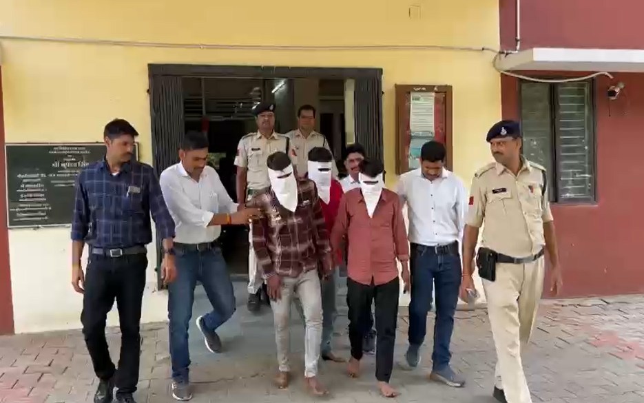 गर्लफ्रेंड के शौक पूरे करने करते थे लूटपाटः तीन बदमाशों को पुलिस ने वाहन के साथ किया गिरफ्तार, पूछताछ जारी