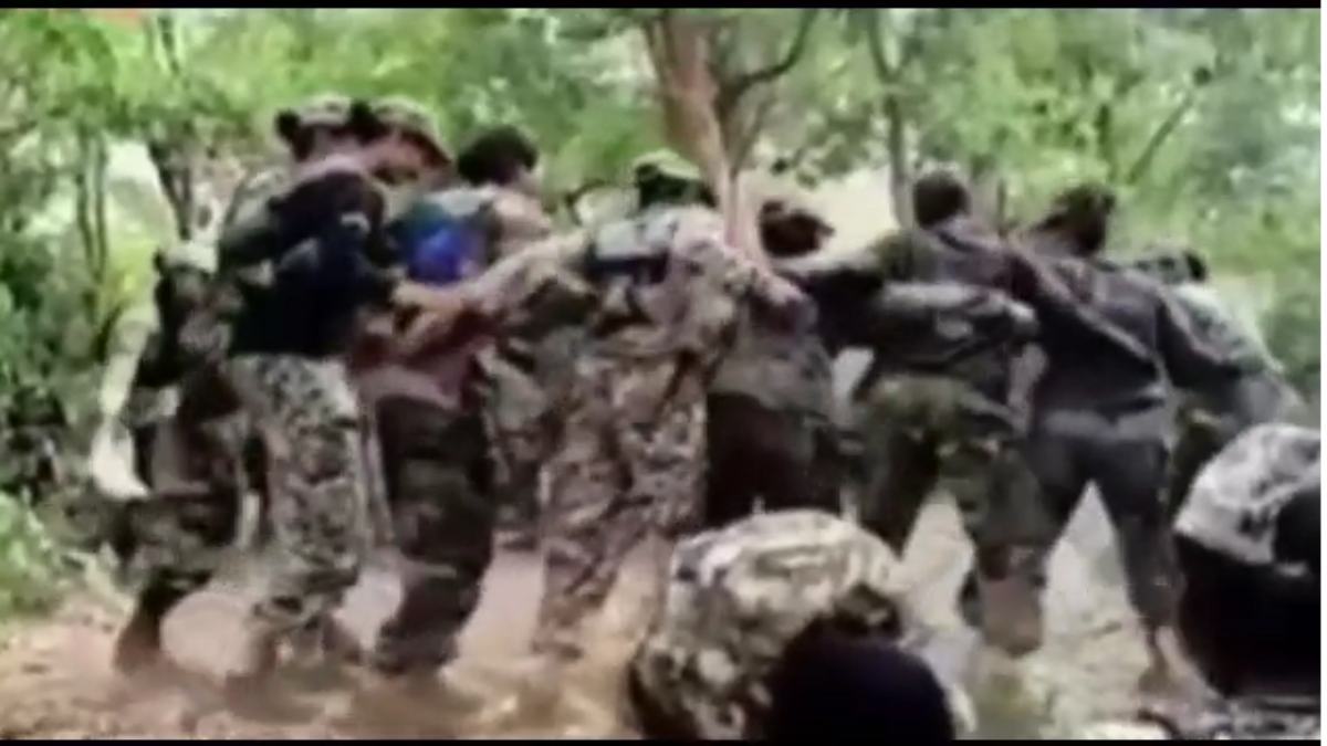 नक्सलियों से लोहा लेने वाली महिला फाइटर्स का डांस वीडियो वायरल, आदिवासी लोक गीत पर जमकर थिरके, देखें VIDEO…