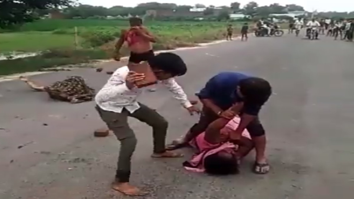 शर्मनाक : दबंगों ने बीच सड़क पर महिलाओं को पटक-पटक कर ईंट-पत्थर से मारा, दो घायल, Video वायरल