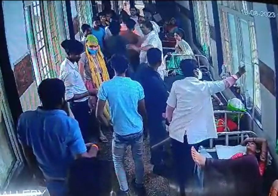 अस्पताल में भर्ती मरीज से छेड़छाड़ः विरोध करने पर तमंचा लहराकर दी धमकी, घटना सीसीटीवी में कैद