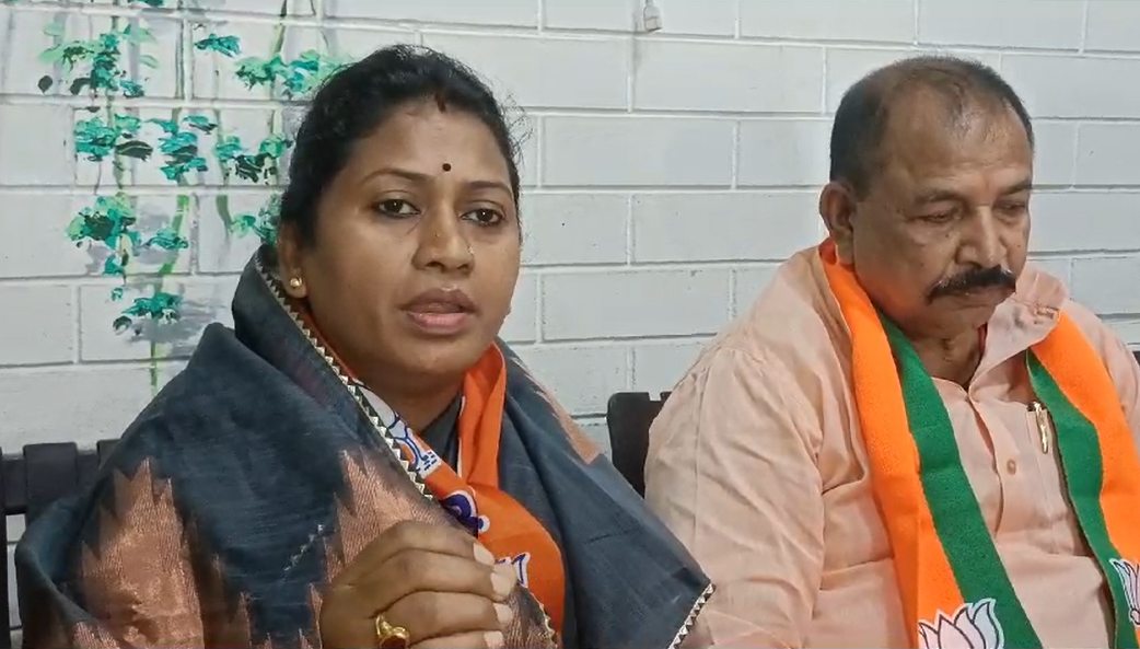 विधायक मुर्दाबाद के लगे नारेः फीडबैक लेने अन्य प्रांत से आए एमएलए के सामने ग्रामीणों ने जताया जमकर विरोध