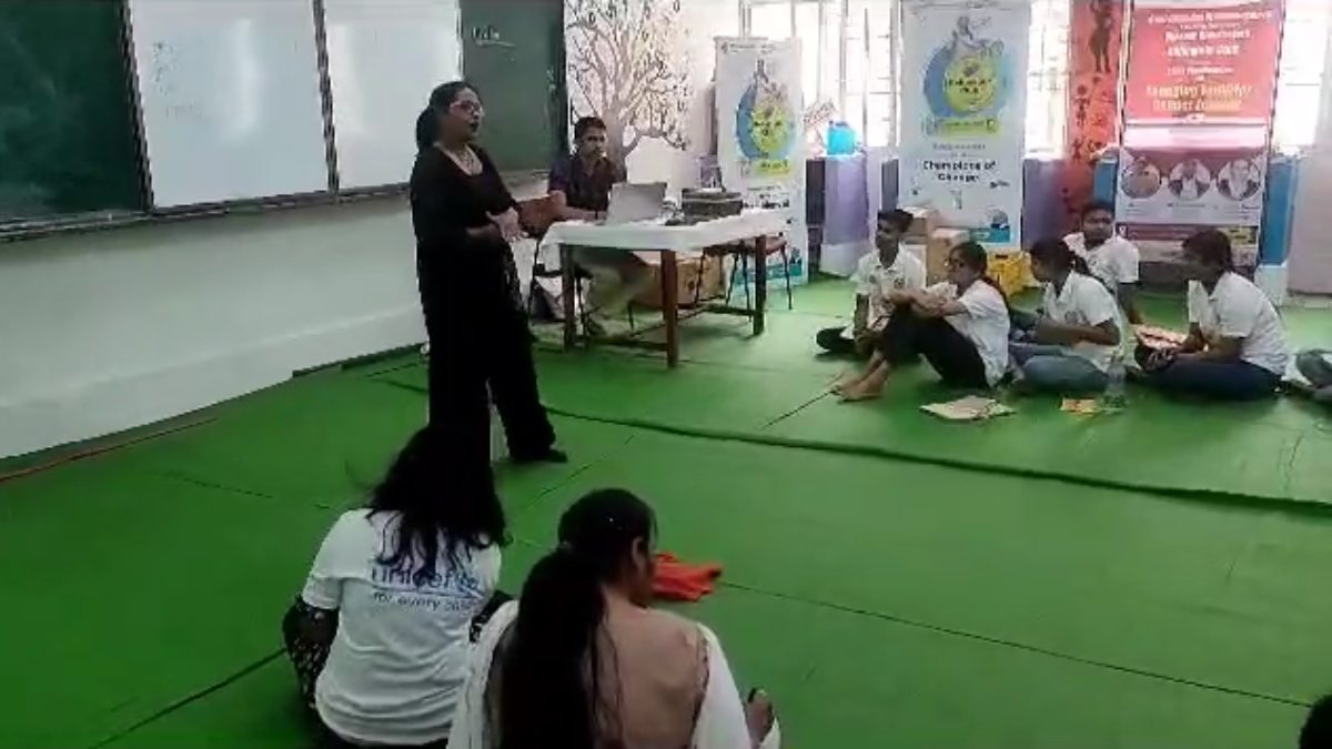 GGU में स्टूडेंट्स को आस्था को अंधविश्वास बताने का वीडियो वायरल, विश्वविद्यालय प्रबंधन ने बिहेवियर क्लब पर लगाया रोक, देखें VIDEO…