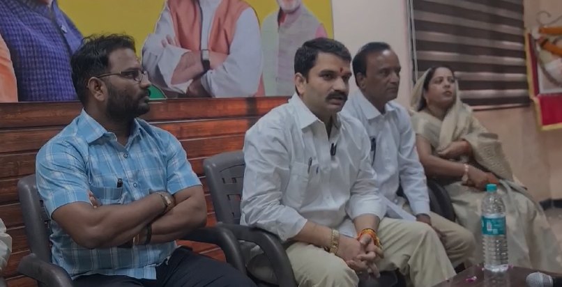प्रवासी MLA ने की पंधाना विधायक की तारीफ: कहा- उनके काम से जनता खुश, बीजेपी फिर करेगी वापसी