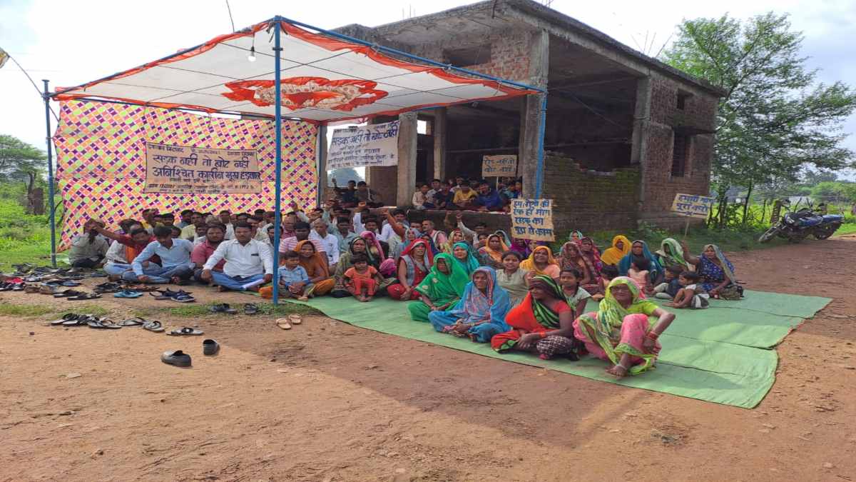 रोड नहीं तो वोट नहीं: सड़क निर्माण की मांग को लेकर   ग्रामीण भूख हड़ताल पर बैठे, दी आत्मदाह की चेतावनी