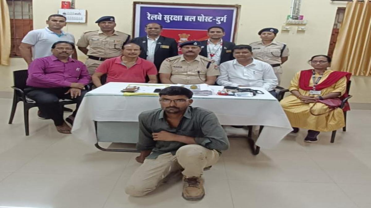 फर्जी टीटीई गिरफ्तार : यात्रियों से नकली TTE करता था वसूली, आरोपी पकड़ाया, डुप्लीकेट रेलवे कार्ड जब्त