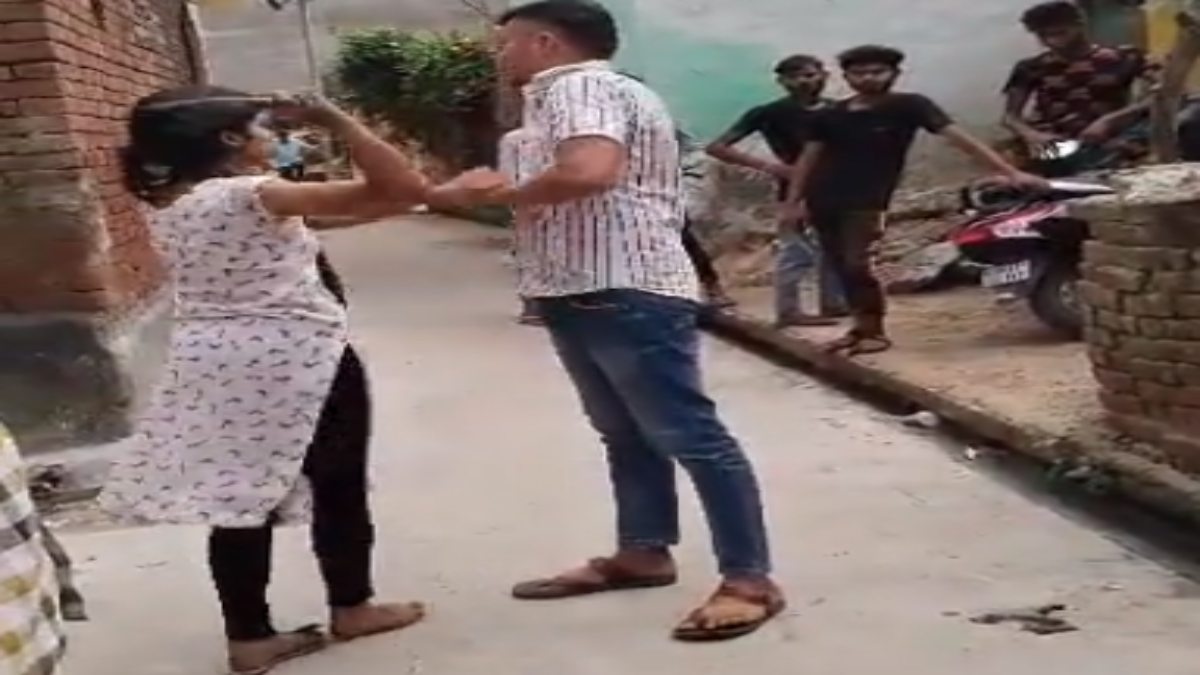 अश्लील Video बनाकर किया था Viral, पंचायत ने सुनाया युवक को चप्पलों से पीटने का फरमान, युवती ने मारी 15 चप्पल