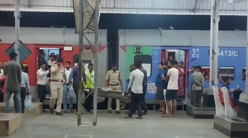 चलती ट्रेन में कैंसर मरीज की बिगड़ी तबीयतः जनता एक्सप्रेस को रोककर जिला अस्पताल में कराया भर्ती, इलाज कराने बिहार से जा रहे थे मुंबई