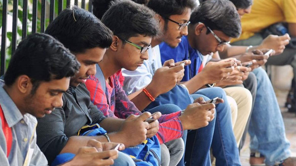 छात्रों के मोबाइल इस्तेमाल पर लगाया प्रतिबंध, स्वास्थ्य और शैक्षणिक प्रदर्शन पर पड़ रहे असर को देखते हुए उठाया कदम…