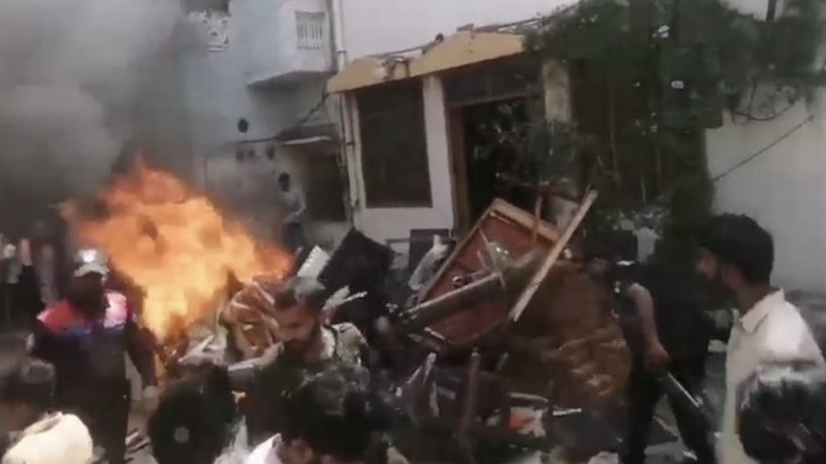 ईशनिंदा पर पाकिस्तान में भीड़ ने चर्च को लगा दी आग, बिशप ने न्याय और कार्रवाई की लगाई गुहार…