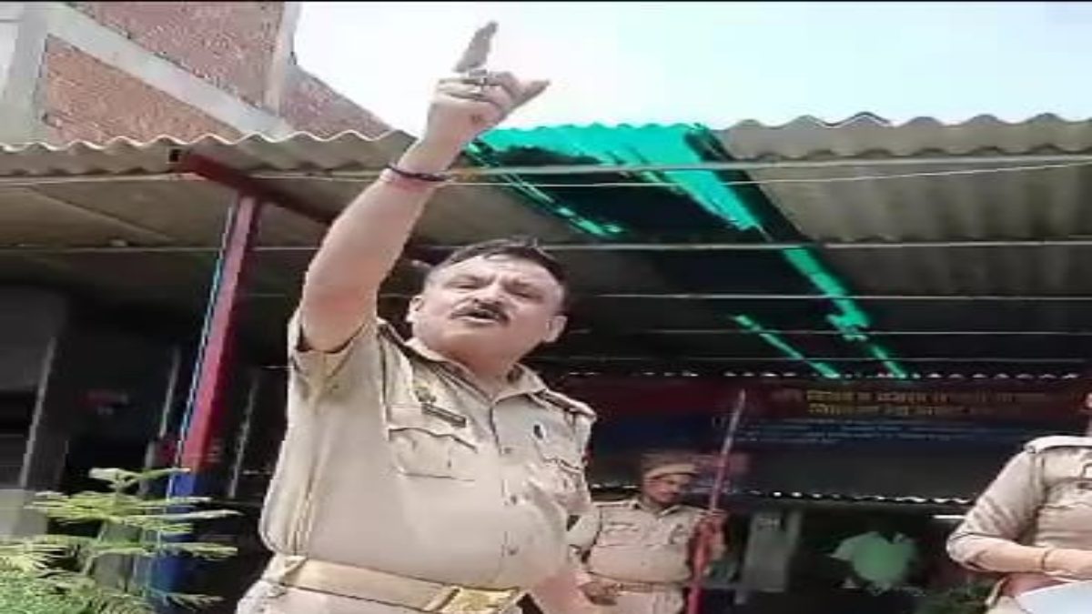 खाकी का रौब: शिकायत लेकर थाने पहुंची महिलाओं को थानेदार ने दुत्कार कर भगाया, VIDEO वायरल