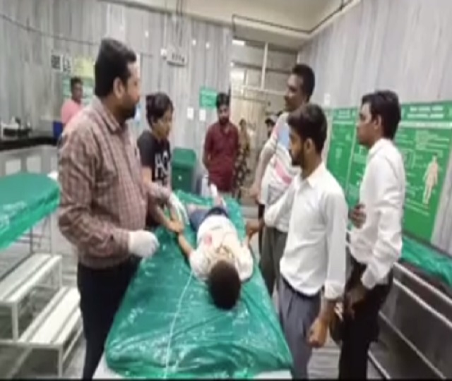 स्कूल वैन हुई सड़क हादसे का शिकार, एक बच्चे की मौत 2 अन्य बच्चे घायल