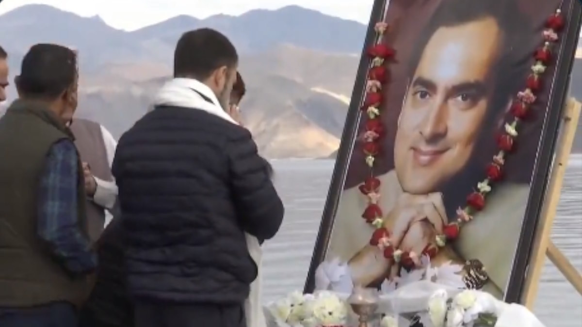 राहुल गांधी ने लद्दाख के पैंगात्सो झील किनारे दी अपने पिता राजीव गांधी को श्रद्धांजलि, कही यह बात…